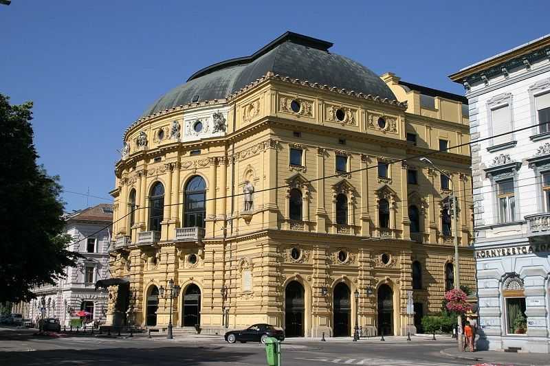 Részben leszakította a Szegedi Nemzeti Színház tetejét az erős szél
