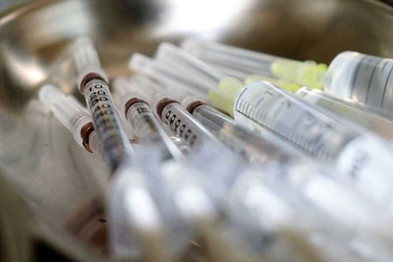 Évi rendszerességű ismétlőoltások szükségességét valószínűsíti a Pfizer vezetője 