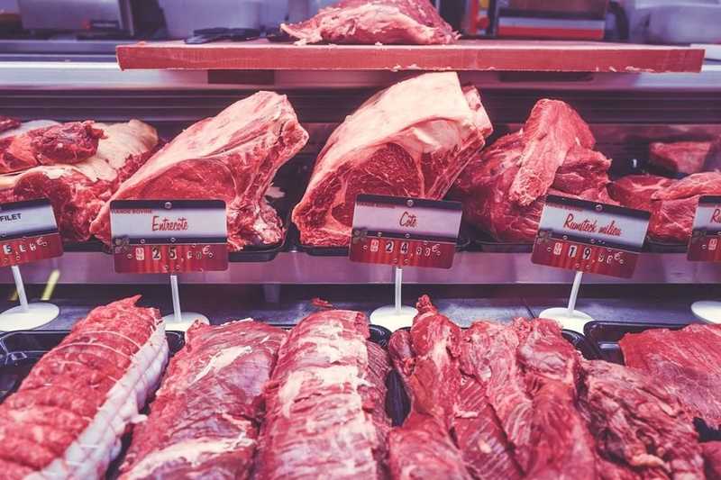 Trump aláírta az elnöki rendeletet a húsfeldolgozók munkájának kötelező folytatásáról