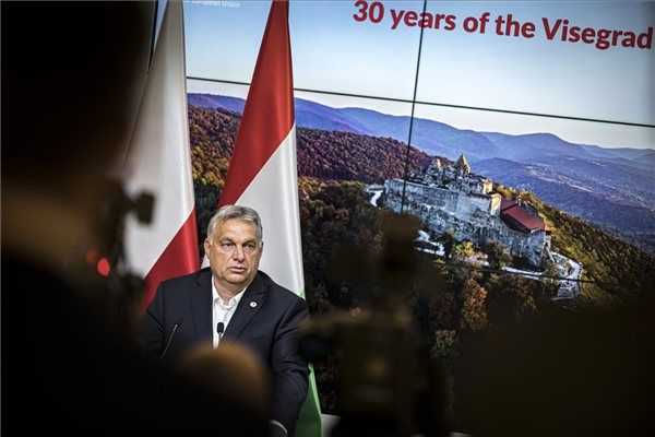 Orbán: minden illegális bevándorló biológiai fenyegetést jelent
