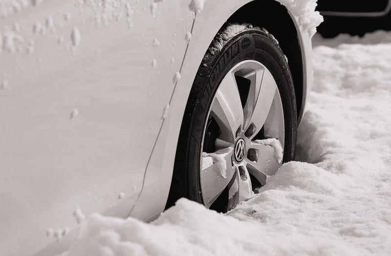 Több mint ezer jármű akadt el a nagy hó miatt Japánban