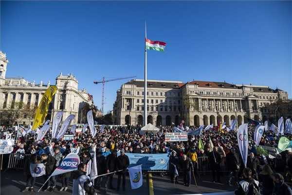 Béremelésért és a munkaterhek csökkentéséért demonstráltak pedagógusok Budapesten