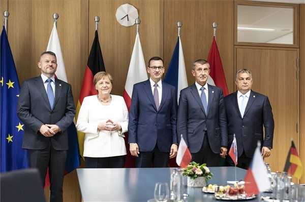 Orbán Viktor a visegrádi négyek kormányfőinek társaságában találkozott Angela Merkellel