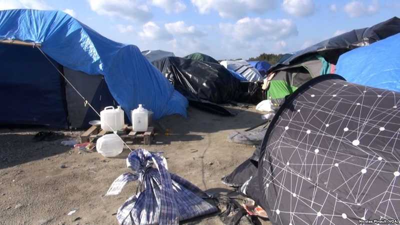 A migránsokkal összecsapva számoltak fel a francia rendőrök egy illegális tábort