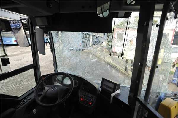 Összeütközött két busz, miután egyiknek a sofőrje rosszul lett